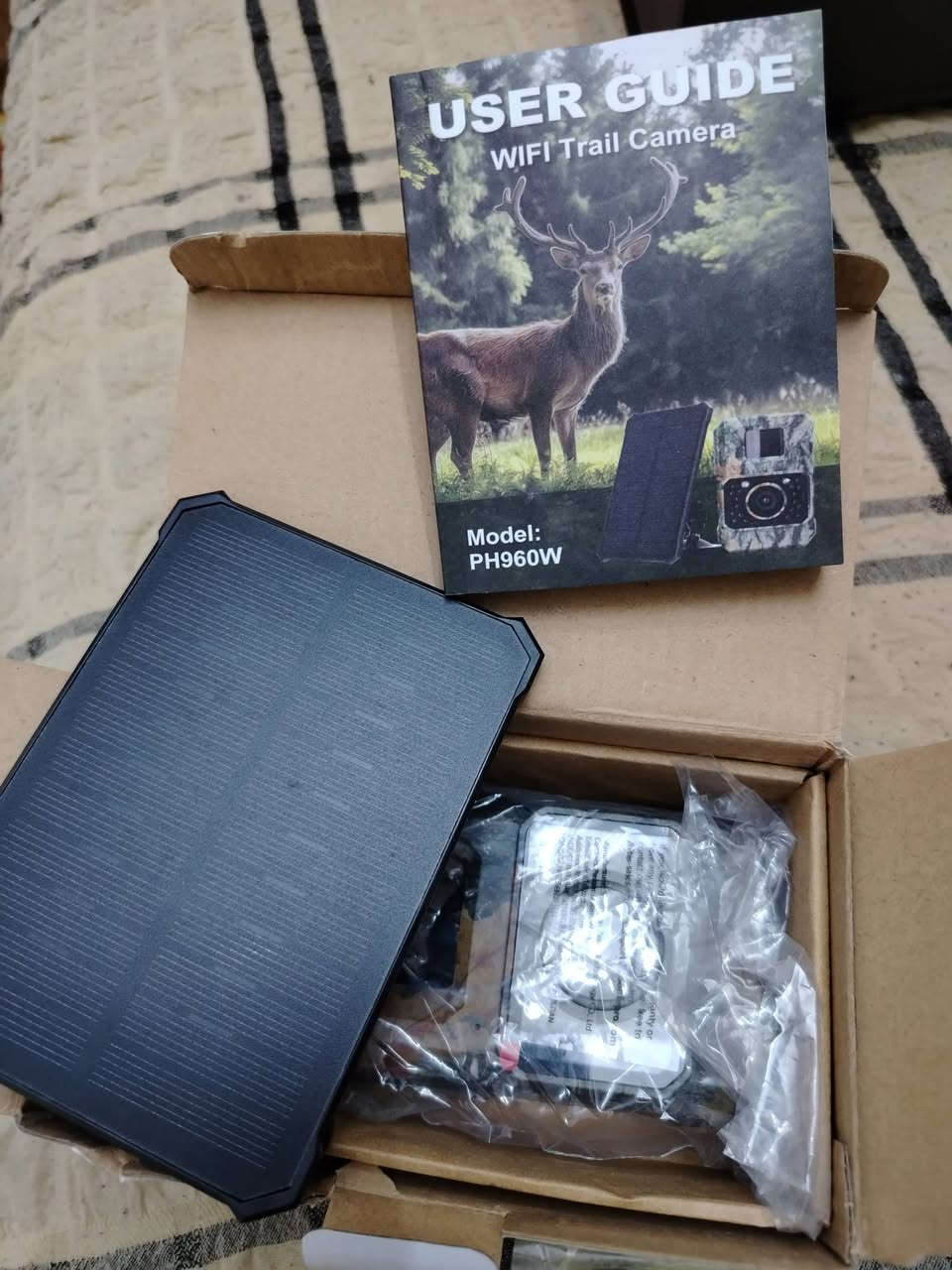 السلام عليكم ...
وينهم عشاق التخييم يلا هذا الجهاز هو كاميرا مراقبة الحياة البرية (Trail Camera) من طراز PH960W. تُستخدم هذه الكاميرات عادةً في الغابات أو المزارع لمراقبة حركة الحيوانات أو للأغراض الأمنية، حيث تلتقط الصور والفيديوهات تلقائياً عند استشعار أي حركة.أبرز ميزات هذا الموديل:الاتصال الذكي: تدعم تقنية Wi-Fi وBluetooth، مما يتيح لك التحكم بها واستعراض الصور عبر تطبيق الهاتف (مثل تطبيق TrailCam Go) دون الحاجة لإزالتها من مكانها.الطاقة الشمسية: تأتي مع لوحة طاقة شمسية (القطعة السوداء الكبيرة في الصورة) لشحن البطارية المدمجة، مما يضمن عملها لفترات طويلة في الخارج.جودة عالية: تدعم دقة صور تصل إلى 60 ميجابكسل وفيديو بدقة 4K أو 1080P حسب الشركة المصنعة، مع ميزة الرؤية الليلية بالأشعة تحت الحمراء.مقاومة للظروف الجوية: مصممة لتتحمل الأمطار والغبار (معيار IP66 أو أعلى) شرط كامل ملحقاتة مع رام اصلي مالته سعة ٣٢ السعر واتساب ***********
