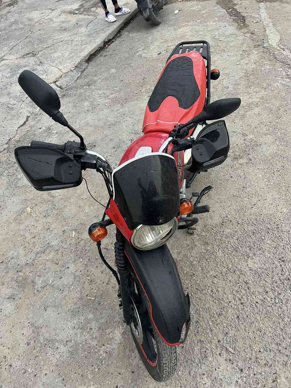 السلام عليكم بوكسر موديل ٢٢ مكينه كير كهربائيات كلها كامله تجفيت جديد دراجه سلف هندر كله شغال مكينه خرسه نقصها فقط باتري اوراقها ضايعه مكفوله سرقه وعشاير *********** السعر ٨٠٠ وبيها مجال مكان البياع
