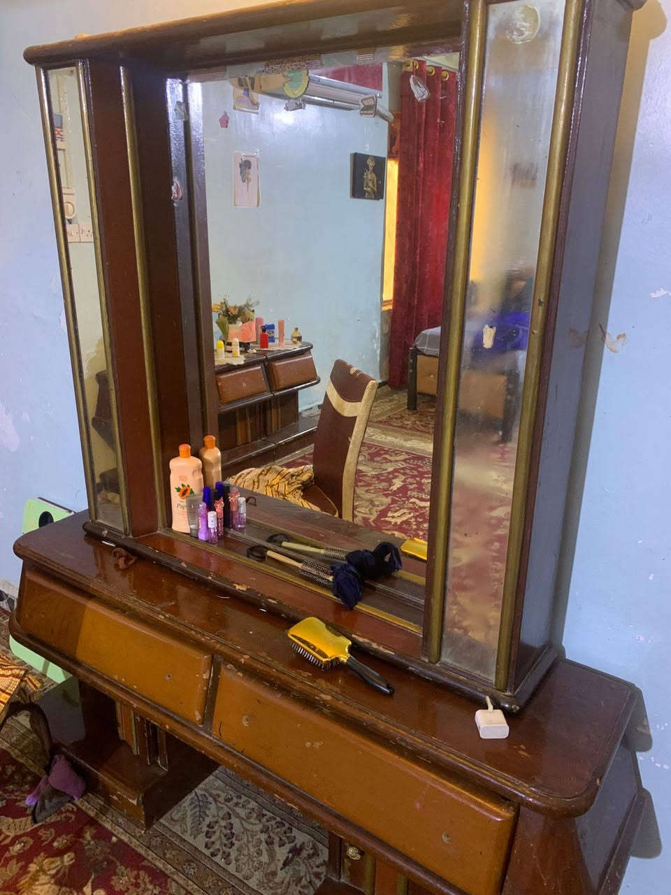 غرفه صاج درجه اولى نوع القديم السعر ٣٠٠ الف مع المجال البسيط العنوان حي العداله رقم التليفون *********** سيد منتظر الحسني
