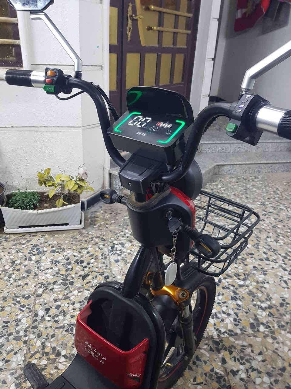 السلام عليكم 
دراجه شحن حجم ٢٠
كامله كل نقص مابيه 
استخدام قليل 
بطاريات كبار 5
ملف حجم كبير 
سرعه ٨٠ حقيقي
شاحنه الاصلي 
السعر 350 الف
بغداد الامين الثانيه 
***********
