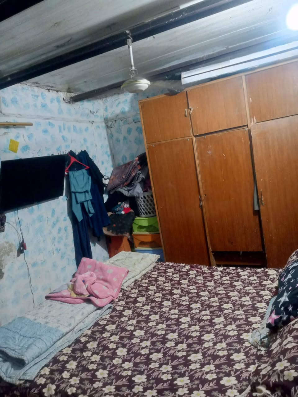 سلام عليكم بيت.تجاوز بالحريه الحوانيت  مساحته 140 بي غرفتين وهول وطرمه ومطبخ وصحيات سعره 10 الاستفسار على هذا رقم وبي واتساب  ***********
