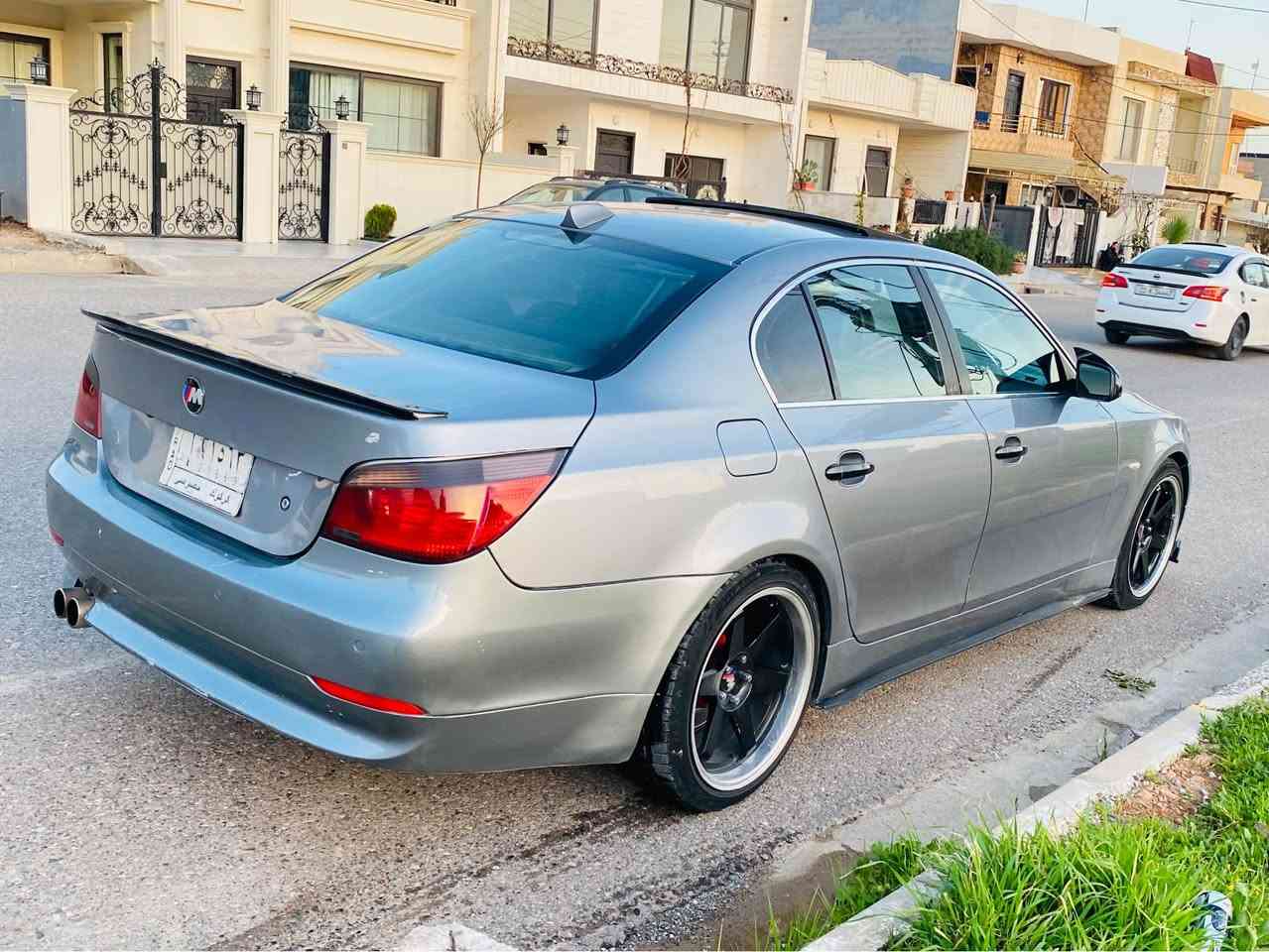 بیئم  2005 فول  مواسەفات  سنەوی  ئەسڵی  لە گە لە 
بە ناو ناکری بە س وە کالە ی دە کین  سنەوی  پلاستیک 
بەشەرتی گێر ومەکینە و تەبریدو  ھەموگیانی  بەشەرت
سەیارەکە  لێدانی  ھیچ  نیە پەم  عام کراوە بۆ جوانی
سعری 85 وە رە قە کمیک مجال
لە کۆیە  دادەنیشم 
***********
*********** كويسينجاك, أربيل
