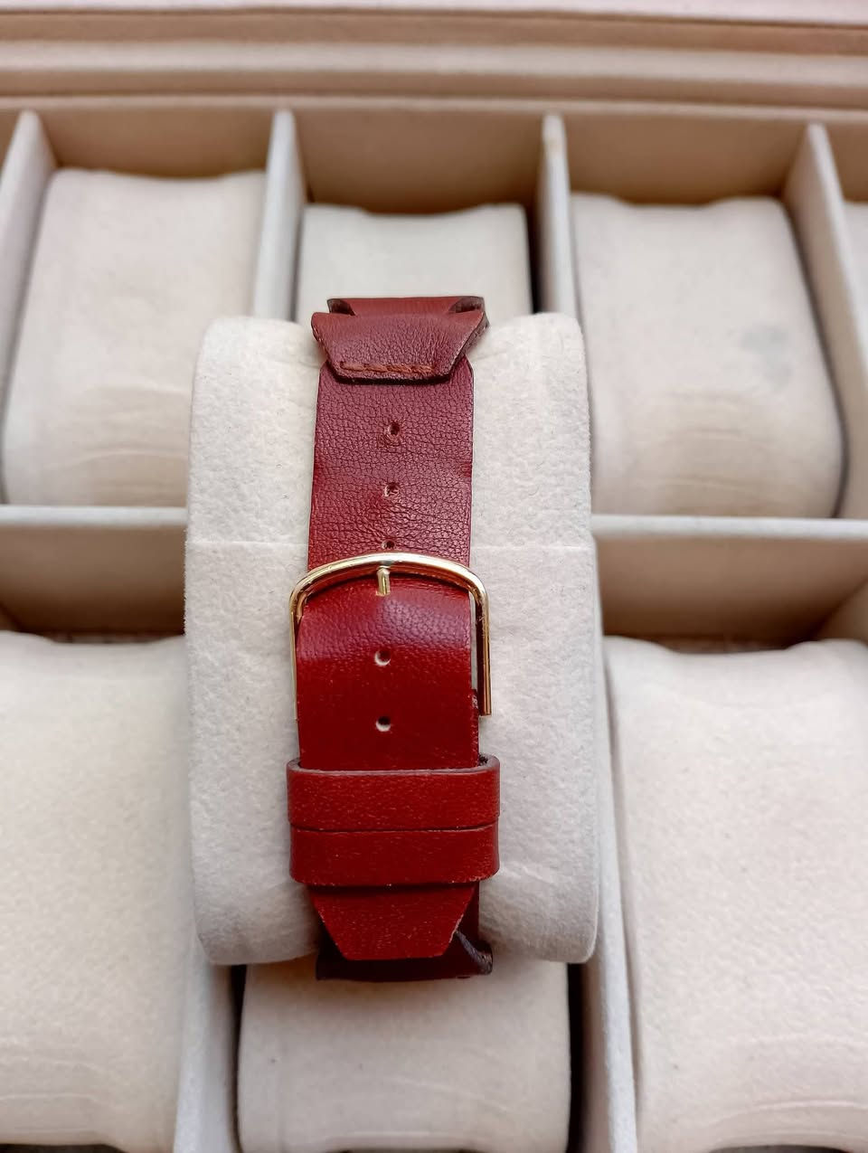 بسم الله الرحمن الرحيم
تحيه طيبه للجميع ♥️ 
للبيع ساعه تايمكس 
براند امريكي اصلي 
سير جلد طبيعي اصلي 
مينه مضيئه ليلاً 
مكينه بطاريه 
السعر 40 الف 💵💵 
العنوان بغداد الدورة 
يوجد توصيل إلى جميع محافظات العراق وبغداد أيضاً 
للحجز والاستفسار المراسله على الخاص او على الرقم 
ه‍ *********** ☎️ متوفر واتساب
