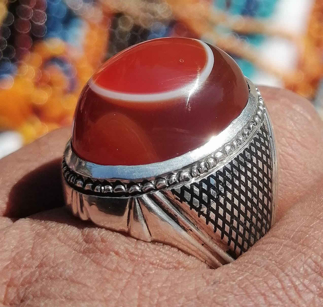 تحت ضوء الشمس ونقاوة الجو يتسنى لنا نشر القطع النادره والجميله التي يعشقها من ينظر إليها نقدم لكم جوهرة السليماني الأحمر الجميل يمتاز بلونه الأحمر البراق لعيونكم الغوالي للبيع على الخاص اوالاتصال على الرقم التالي ***********
