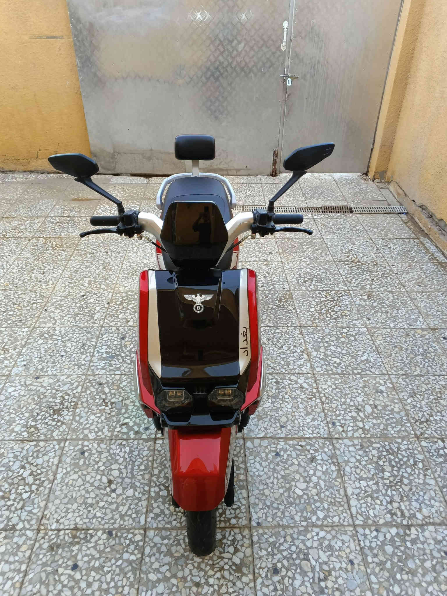 السلام عليكم دراجه شحن للبيع
سويج عدد 2
بصمه عدد 2 
6بطاريات 
اشاير يمين ويسار 
دبل اشاره 
لايت عالي وناصي 
نضام R بگ 
دراجه جديده ونظيفه 
بيه فقط بطاريه وحده واكفه يرادله تبديل والباقي كلشي جديد 
سعر 750وبيه مجال
للاستفسار ***********فقط واتساب 
مكان بغداد مدينة الصدر
