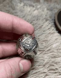 السلام عليكم خاتم ملكي جامع الاحجار وزنه 32غ مطعم ب25 حجر كريم الاحجار موزنايت روسي وزبرجد وزمرد وياقوت احمر وازرق قياس الخاتم (27 تقريبا) للبيع فقط. يوجد توصيل *********** (السعر مرتفع قليلاً)
