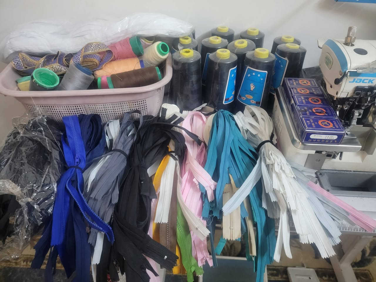 عندي تصفيه محل خياطه مجموعه اقمشه  قديفه 
كشميرات فيزون ستن موهير  كنتاكي  ٢٨ قطعه للبيع  سحابات ابكار حجم كبير ميلكانه سفنج قياس ٤٤ مالت فصال سعره ٨٠ ميلكانات بلاستك للعرض ٢٠مكاني  نجف للاستفسار ***********
