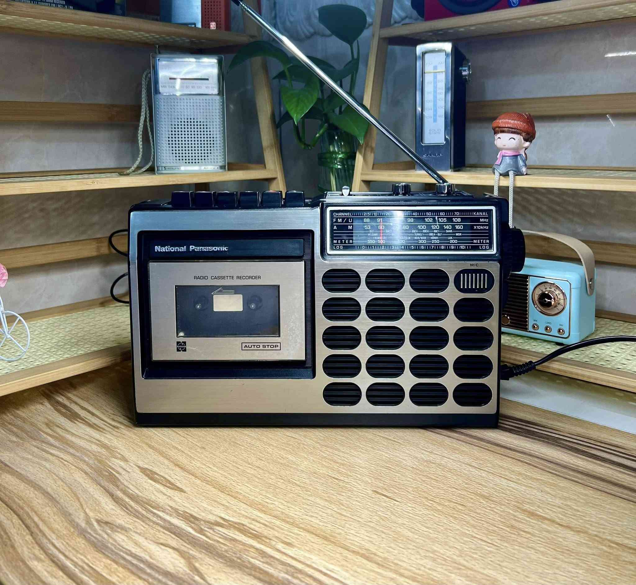 بعد اذن الآدمن
عندما تتكلم اليابان قطعة من زمن الجودة
National Panasonic RQ-517S
شاهد صادق على عصرٍ كانت فيه الصناعة تُبنى على الإتقان لا على الاستهلاك تحفة كلاسيكية من إرث الصوت الياباني تصميم متوازن حضور هادئ و هوية لا تخطئها عين الهاوي الحقيقي
هذا جهاز :
- من يبحث عن النوستالجيا الصافية
- من يُقدّر قيمة الزمن الجميل
- ومن يعرف أن بعض الأشياء لا تُقتنى بل تُحترم
- صناعة يابانية ١٩٧٥
- موجتين راديو Am-Fm 
-يعمل على الكهرباء المباشر او بطاريات عدد ٤ حجم كبير او محولة خارجية ٦ فولت
لمن يعرف قيمة ما يقتني
للحجز مراسلة الصفحة او مراسلة واتساب على الرقم ***********
#الجميع
#راديوات_انتيكة
#راديو_قديم
#راديو_نادر
#تحف_وانتيكات
#انتيكات
‏#VintageRadio
‏#AntiqueRadio
#هواة_التحف
#بيع_وشراء
#العراق
