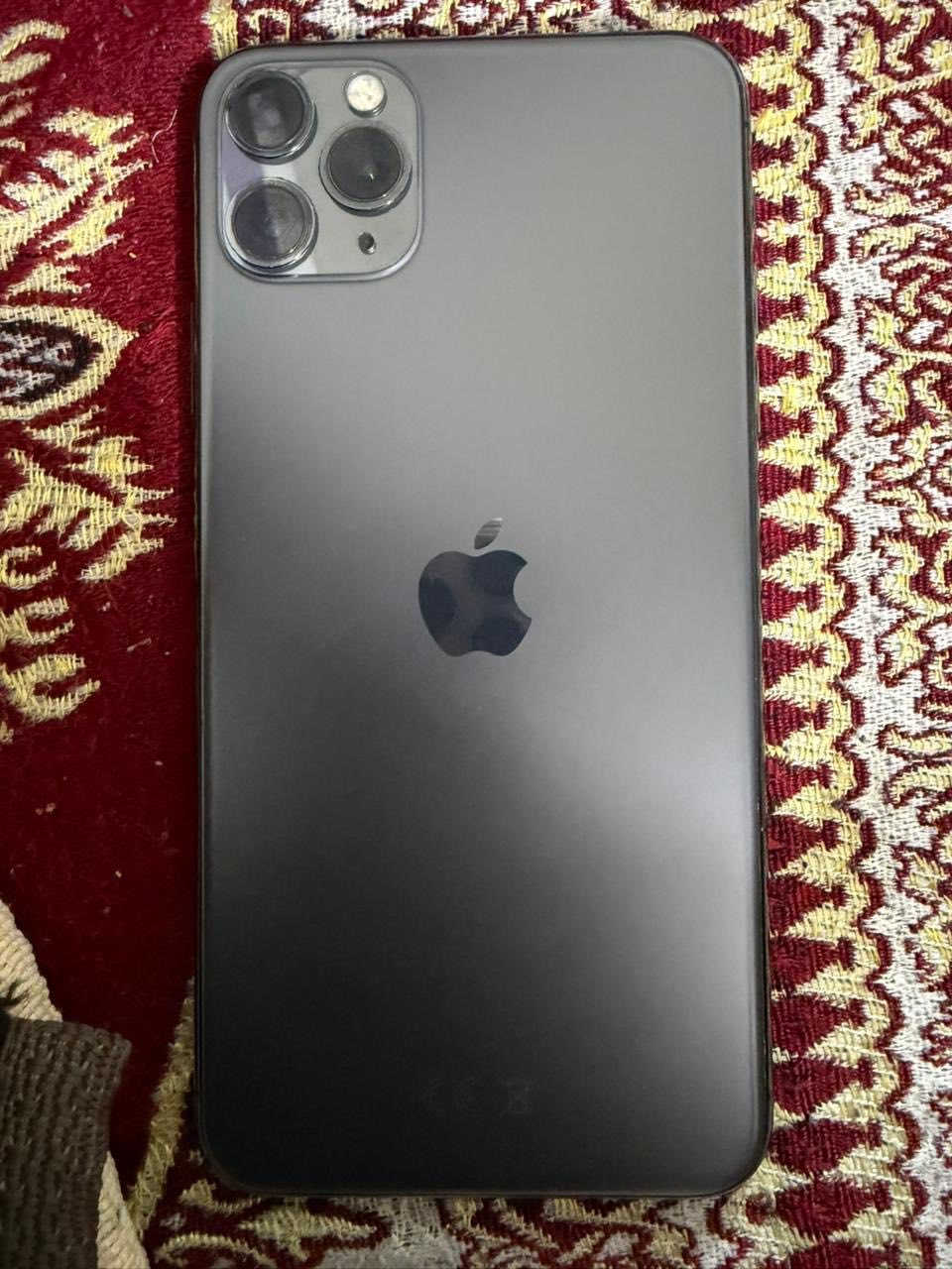 السلام عليكم ❤️
ايفون 11 برو ماكس للبيع 
الون زيتوني 
الجهاز مستبدل باتري وشاشة وكالة 
والكلاس مال شاشة مكسر مثل ما واضح بل صورة 
( الفيس ايدي غير شغال )
السعر 200 وبي مجال للشراي 
للتواصل  ***********
