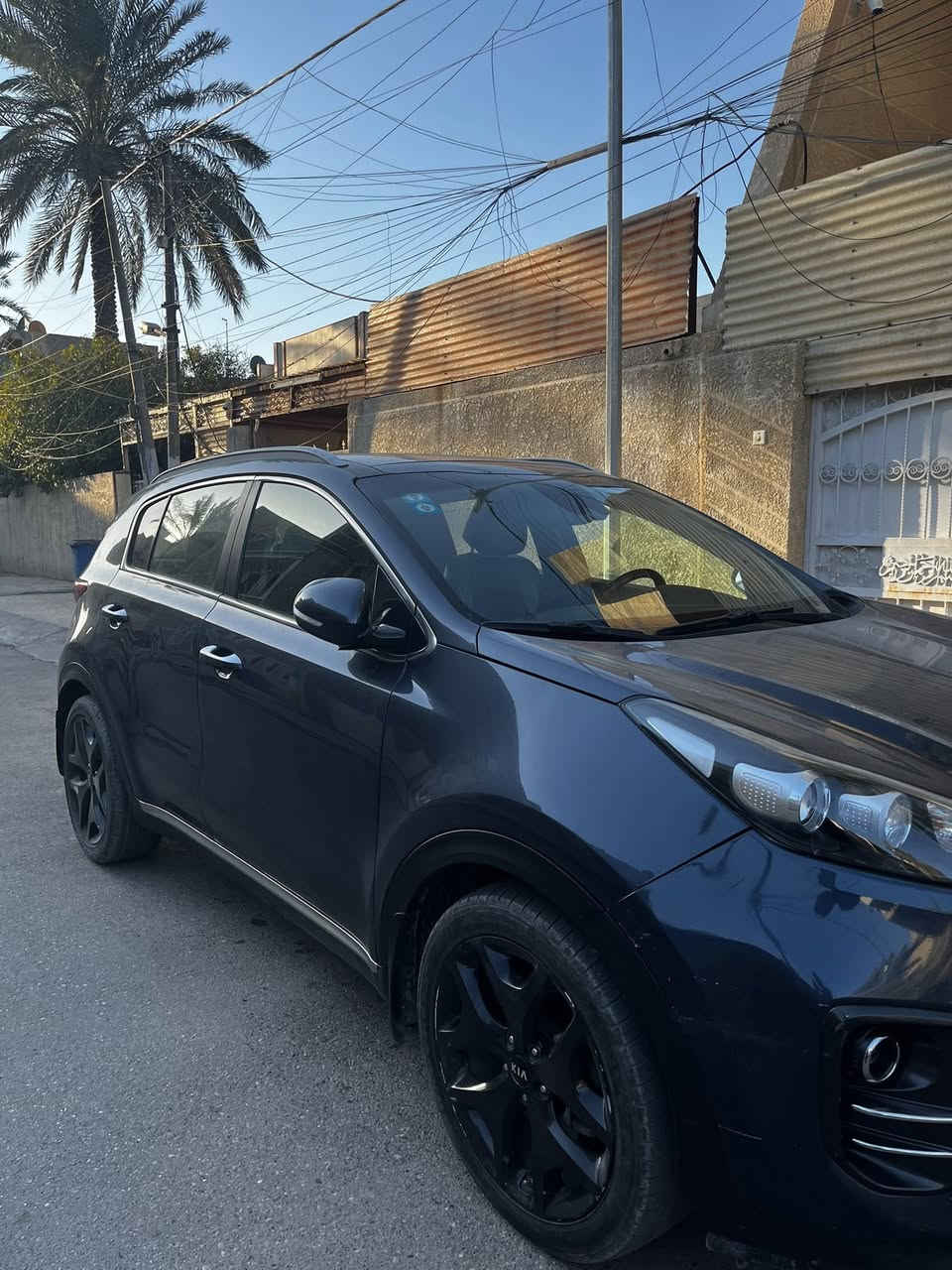 السلام عليكم
كيا سبورتج 2017 وارد امريكي 
فئة الSX يعني أعلى فئة بل مواصفات 
كاميرا ،حساسات ،رادار،مثبت سرعة ،تحديد مسار،بانوراما،بصمات دخول ذكي ،تشغيل بصمة ،مرايات شفط وترحيب ،كراسي كهرباء وتدفئة وتبريد،نظام صوتي من harman Kardon
مرايا تعتيم إشارات بل مري.
الضرر جاملغ وبنيد وبعض البارد في اماكن مختلفة 
السعر ١٦٠ ورقة ويوجد مجال بسيط 
السيارة رقم بغداد الجديد باسمي السنوية لحد2029 
التواصل على ***********
