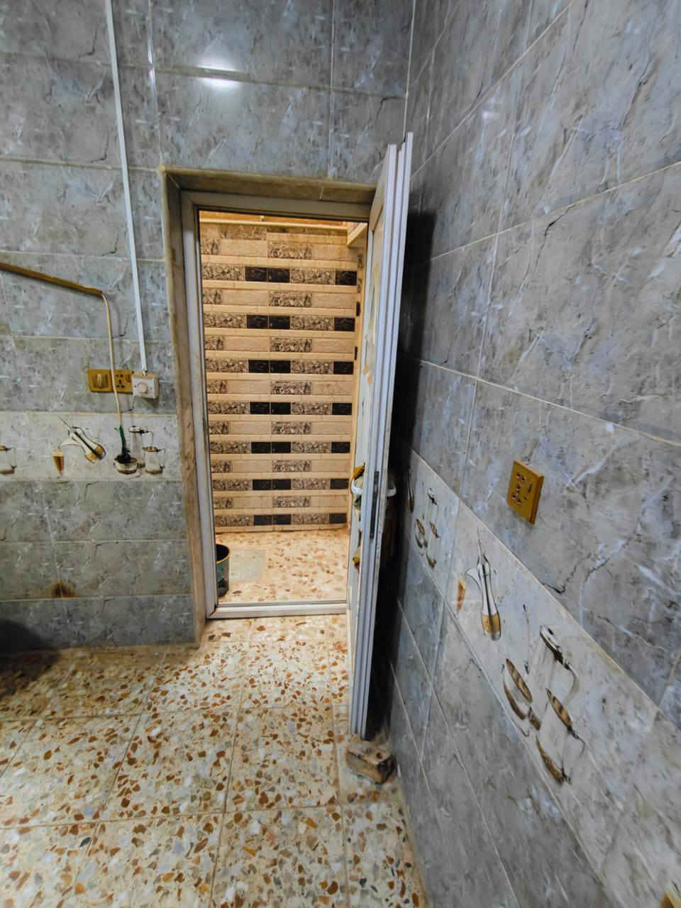 سلام عليكم بيت 140 متر الرهن35 مليون بيت بحي النداء درجة اولى شارع عام يتواجد في أربع غرف نوم وحده منهم سويت وصاله خمسه ب8 مع حمام البيت بأكمله فرفوري  الاتصال على الرقم ***********
