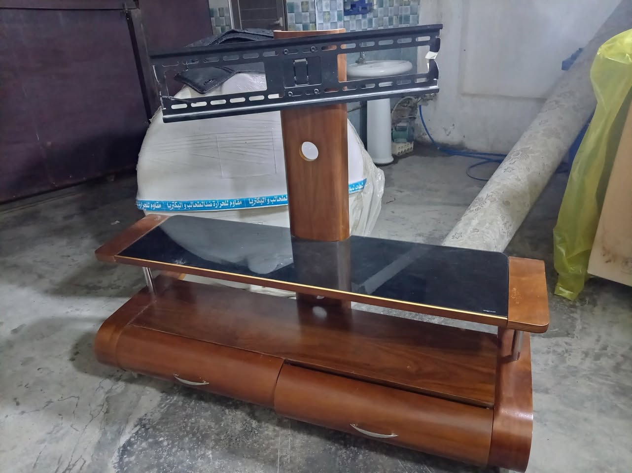 للبيع ميز شاشه بلازما نظيف السعر 40 الف تلفون ***********
