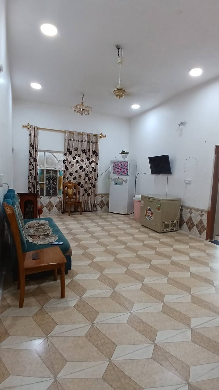 السلام عليكم 
بيت للبيع قرب رشيد الهجري مساحه 600م 
مساحه البناء 200م والحديقه 400م
يحتوي على استقبال وهول وغرفتين ومطبخ ومجمع صحيات داخليه وخارجيه 
سند 25 
سعره 63 مليون 
للاستفسار ***********
