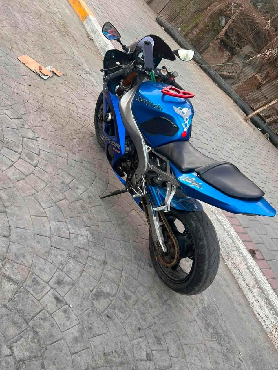 كاوسكي ٢٠٠٤ مكينه مكفوله وتشتغل مابيها شي بس تحمه تطفه ماعرف سبب رايدها ب٢١ ورقه وبيها مجال قليل البنوك ***********
