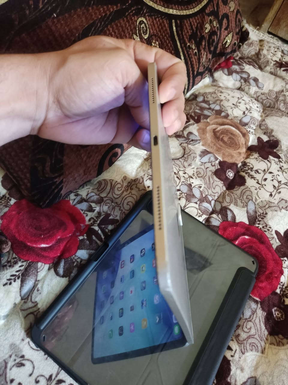 حجم 11
ذاكرة ١٢٨
بطارية ٨٨ 
الجهاز نظيف وحلو واي عيب مابيه
بيه طخات شخوط بالشاصي
شحنه يخبل الجهاز بيه فقط هذا الخط كبالك
مرات يروح ومرات يطلع 
مكاني بابل الحصوه 
رقمي ***********
