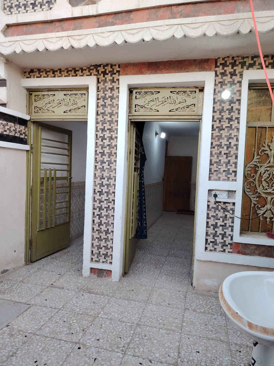 السلام عليكم ورحمة الله وبركاته اخواني الأعزاء نعرظ إليكم بيت في منطقة الدسيم المساحه ١٠٠ متر بناء درجه اولى الي حاب يقتنيه مكانه قرب السوق بفرع أسواق تبارك الرحمن والي حاب تفاصيل أكثر الاتصال على الرقم *********** واني وبيه وتساب واني بخدمة الشراي
