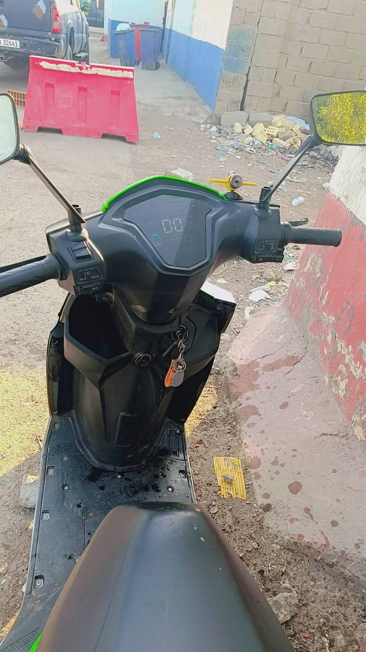 السلام عليكم ورحمه الله وبركاته دراجه شحن نوع سكنس  عدد بطاريات 6 جديده طك سليفون مكفوله من كل نواحي ما صار لها يمي 6 اشهر  وتتأكد البطاريات جديده ودراجه كلها جديده شاهد الله ثلاث نمر نظام رجوع للخلف نظام حماية سرقه نظامم
بلوتوث وتشغيل عن بعد بصمه وسويجين  وتحتوي أيضاً على منفذ usb شحن سرعتها توصل 100 حقيقي تمشيك بالشحنه الوحده ٧٠ كيلو
 رايدها بـ 600 قفل قفل لا تعاملني للتواصل على هذا الرقم ***********مكاني بغداد الدوره
