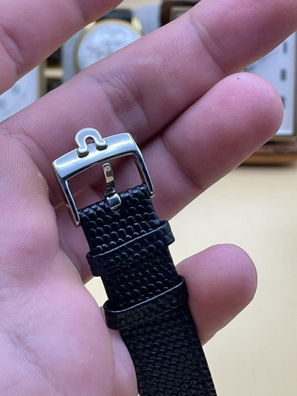 -Omega Automatic 

-تحفه من تحف الزمان اوميگا اوتوماتيك تغليف ذهب ٢٠ مايكرو 

-مقاس ٣٤.٥ إلى ٣٥ نوادر 

-الحركه اوتوماتيك بمكينه ٥٨٣(فراشه) 

-جميع التفاصيل الاصليه عدا الزمبلك مستبدل 

-للتواصل خاص او واتساب ***********
