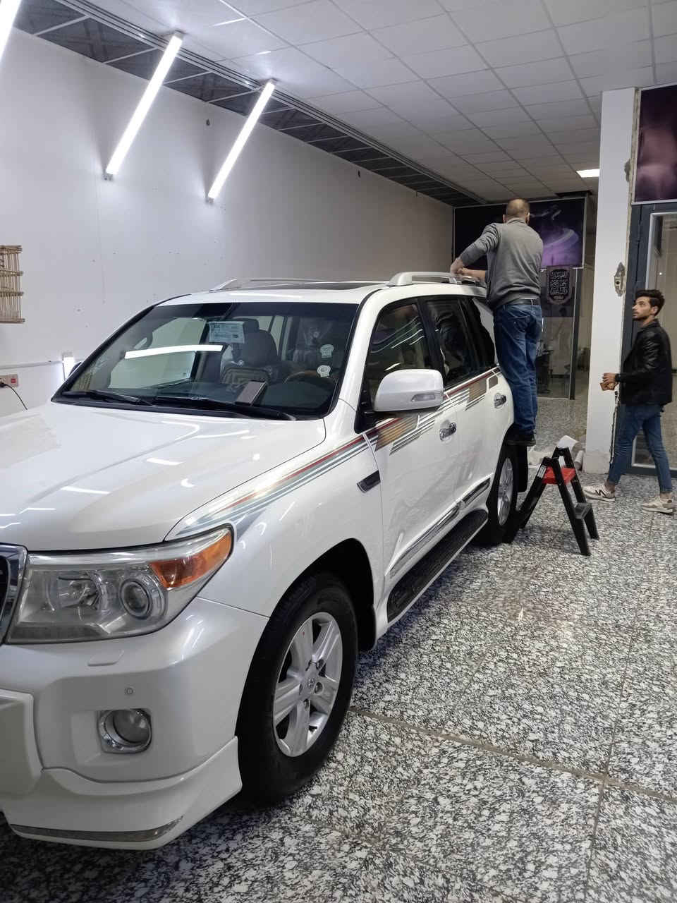 السلام عليكم 
لاند كروز جساره موديل 14 ماشيه 100 الف حقيقي 6 سلندر السياره بصرة باسمي مكفوله كفاله عامه 
رايدهة 365 ورقه رقم الهاتف ***********
