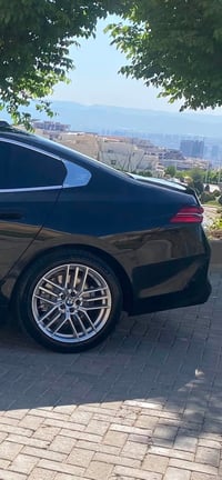 BMW 5 Series 2024 - 2026. للبيع جنوط ألمنيوم أصلية مع الإطارات حجمها ١...