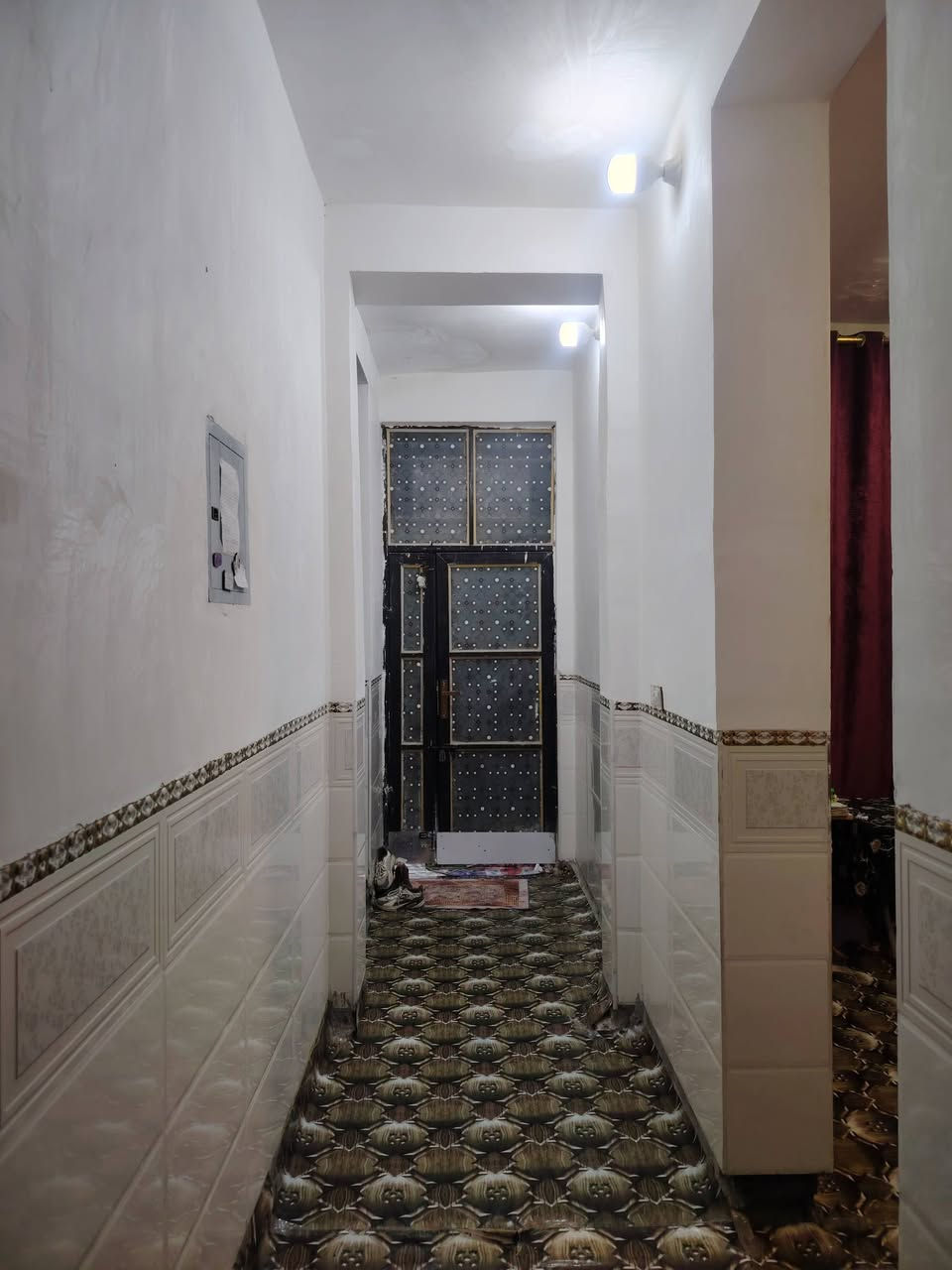 دار للبيع مع قطعة أرض مجاوره للبيت مساحتها 600م 
بيت بناء حديث طابوك سقف عكاده مكون من غرفتين وصاله ومطبخ واستقبال وصحيات داخليه
مساحة البناء 180م
موقع الدار في شارع السياحي منطقة المزيديه مقابيل شارع مدرسة الابطال يبعد عن الشارع العام 100م
للاستفسار الاتصال على الرقم ***********
