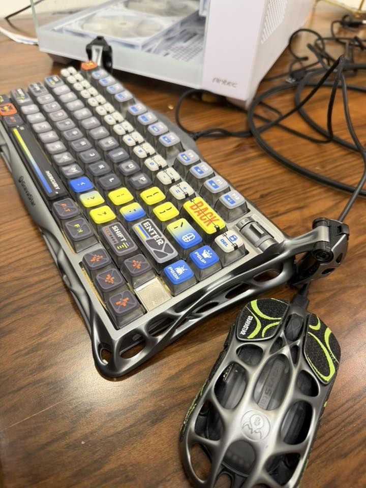 السلام عليكم اخواني سيت اب كامل للبيع مع ملحقات هواية و بليستشت ٥ 

1- 
pc RTX5060 , AMD7 5700 , ram ddr4 32GB 
سعرها (1,400,000)يجي وياها سماعة hyper x و ssd خارجي 2TB و ميز كاربون فايبر استخدام بسيط و كرسي گيمنگ كلها ماركة ARI GAMING من الفئة المتوسطة و يو بي اس power solid 2000va , 1400W
2-
سيت اب DMA هو اقوى نوع هاك موجود حالياً يتكون من البورد و قطعة ماكاو تستخدم للايمبوت و ميني pc و قطعة فيوزر ماخدها من DMA IRAQ ب ٦٥٠،٠٠٠ يمكن بوقتها حالياً طالب بيهن (300,000) و موجودين الشباب بالكروب مالهم يوفرون دعم للقطعة على مدار الساعة 
3- 
شاشة مونيتر LG curved ULTRA GEAR 1ms ماخدها من شركة طاقة قبل شهرين تقريباً ب ٦٠٠،٠٠٠ حالياً طالب بيها (300,000) 
4-
ماوس و كيبورد GRAVASTAR من افضل الكيبوردات و الماوسات الي ممكن تجربونها لا يعلى عليها ماخذها من ARI GAMING 
الماوس سعرهن يتجاوز ٥٠٠،٠٠٠ طالب بيهن (200,000) اثنينهن 

5- 
قطعة elgato 4k x ماخذها من ARI GAMING سعرها ب ٥٧٠،٠٠٠
طالب عليها (200,000)
6-
بلستشن ٥ سلم طالب بي (450,000) يجي ويا لعبة مافيا الجديدة و يدة 
7-
قطعة cronus zen تساعدك بألعاب الاونلاين بالسوني تقريباً هاك وياها سكربتات كود طالب بيها (75,000) 
8-
يدة احترافية لل سوني ٥ اصلية من شركة سوني طالب بيها (90,000) 
اخواني الأغراض كلها استخدام اقل من ٥ اشهر و اكو اقل و كلها مضمونة من الاعطال و التصليح كلها على وضع الشركة و هذي اغراضي الشخصية مو اغراض محل ولا تاجر و تركتلكم كل شغلة منين مشتريها حتى تتأكدون بنفسكم من الاسعار فرجاءً لحد يكسر بسعر شي ما يعرفه و تحياتي 
للتواصل عبر واتس اب 
***********
