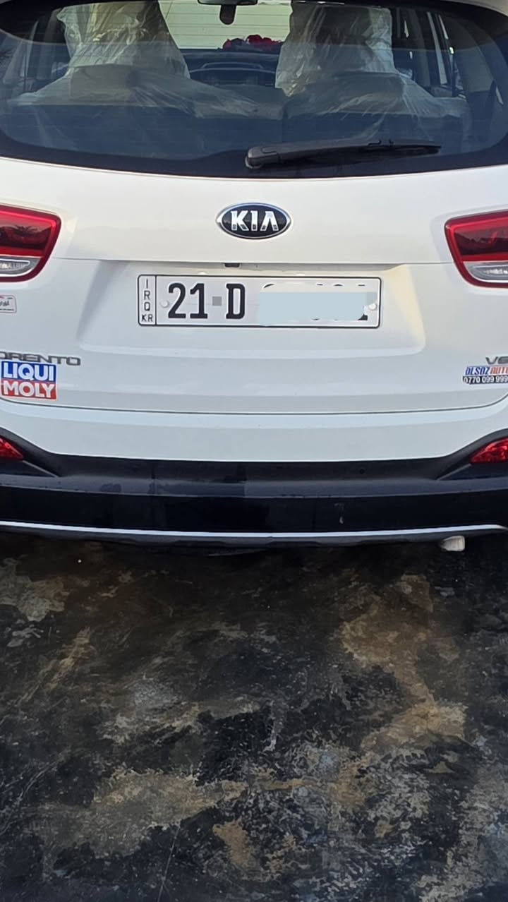 السلام عليكم للبيع كيا سورنتو موديل 2018 خليجي فول مواصفات عدا الفتحه بصمتين تشغيل مكفوله كفالة عامه حتى الدعاميات رقم سلمانية بسمي تحويل مباشر كير ومحرك على وضع الشركه سيارة 7 راكب 6 سلندر مال جناي ماتصرف عليها الف ماشية 147الف السعر 228$ وبيها مجال بسيط حك الجية مكان السياره ديالى المقدادية 
الهاتف /***********
