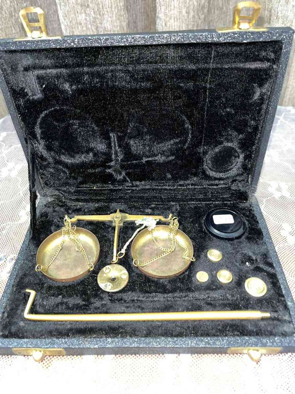 ميزان قديم صناعة بريطانيةلوزن المجوهرات للبيع *********** واتساب
