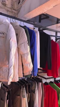 للبيت معه الملابس ستاندات ملابس نضافه 90% ملابس بي صيفي وشتوي ملكانات ...