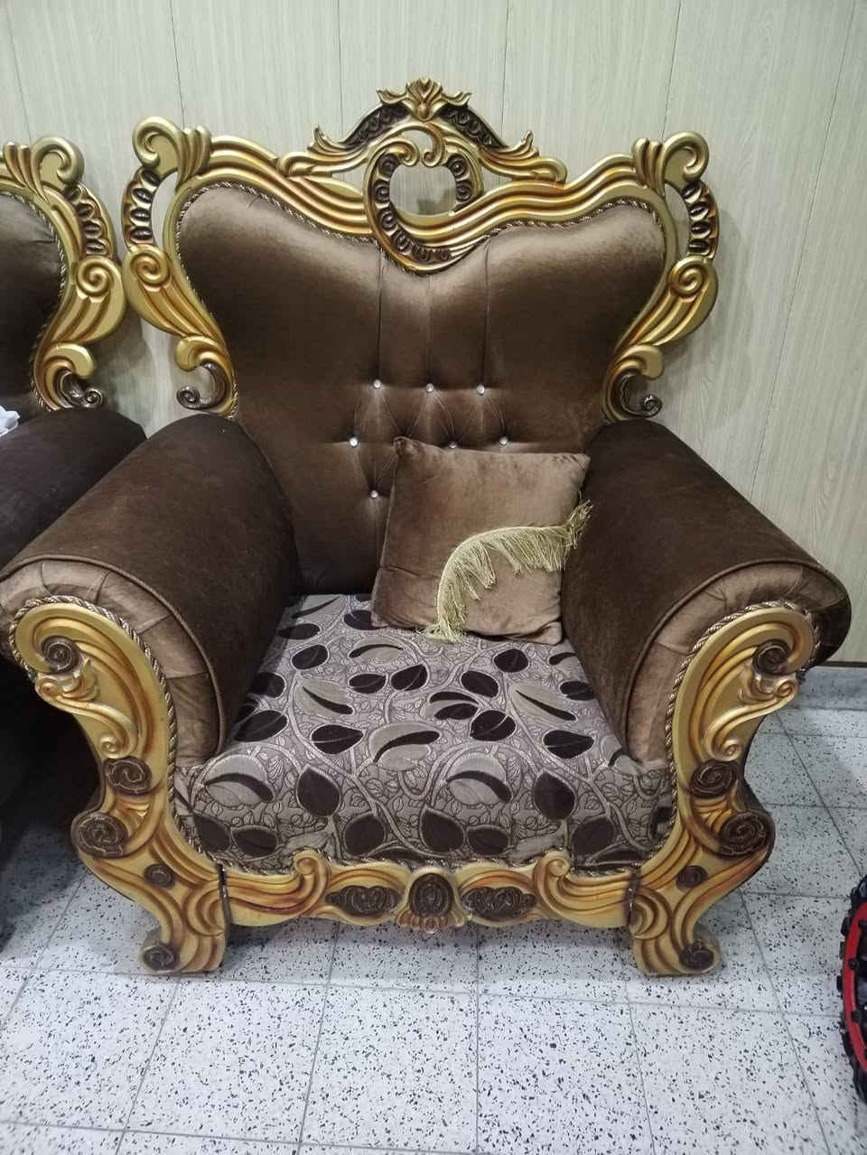 طخم رئاسي عدد10 مقاعد جديد استعمال قليل مع ميز وسطي زجاجي و2 طبلات ..
بسعر 350 وبي مجال العنوان السيدية 
للتواصل على الرقم ***********5
