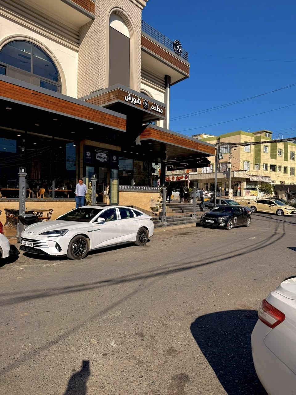 السلام عليكم
للبيع BYD SEAL 7 ضمان الوكالة (خليــجي) عليها ضمان 5 سنوات كير ومحرك و 8 سنوات على البطاريات سيارة مكفولة كفالة عامة مرقمه بغداد بأسمي ماشيه 13 الف كيلو فوووول مواصفات للاخير مزودة بنظام الذكاء الاصطناعي يعني السيارة بيها اوامر صوتيه بالعربي تفتح جام تفتح السقف تشغل تبريد اطفي تبريد تشغل راديو وغيره كله بمجرد تحجي وياها تنفذلك 

فتحة سقف بانو راما 
جنطه شفط كهرباء مع خاصية الفتح عن طريق القدم
مري شفط كهرباء 
كاميرات 360 درجة 
بيها راديو بلادي ونظام اندرويد اوتو وابل كار بلاي 
كشنات تدفئة وتبريد 
كشنات كهرباء جلد 10 طبقات داخل السيارة كله ماروني  
رادارات 360 درجة مع خاصية التوقف الذاتي 
محرك 1500 توربو تسارعها مخيف 
بطارياتها تمشيك 80 كيلو متر مع خاصية الشحن السريع عن طريق المحرك 
شاحن موبايل واير ليس 50 واط بحيث يشغلك الشحن السريع بالهاتف 
تبريد امامي خلفي 
شاشة 15 انش 
ارضيات وسبير وعدة طوارئ كله بلادي جاي ويه السيارة 
14 سماعة نوع داين اوديو نفس السماعات اللي تستخدمها بوغاتي 
سيارة فول فول للاخير 
سعر البيع بدون عمله من الاخير 35 مليون دينار عراقي بدون عمله علما اني ماخذها من الوكالة 38 مليون ونص ويه الترقيم صارت عليه ب 39 مليون 
عنوان السيارة بغداد مجمع بسماية السكني 
هاتف ***********
