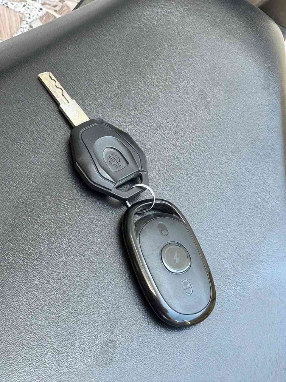 السلام عليكم بسبب الوعود الكاذبه
دراجه شحن كهرباء موديل 2024 
ماشيه 7500 كيلو 
انتاج شركة MTR شركه عالميه و معروفه بإنتاج الدراجات ماخذها من ( مؤيد طياره ) و اوراقها موجوده ماخذها بـمليون و 180 الف
تحتوي على 6 بطاريات حجم الملف 1500 حقيقي 72 ڤولت
سرعتها 65 حقيقي مو وهمي و تمشي مسافه 40-45 كيلومتر بالشحنه الوحده 
شاحنتها الأصليه وياها ام المروحه من تفول شحن تفصل تلقائي بطاريات مالتها البلادي ( نص عمر ) و وياها سويچين بيهن تشغيل عن بعد و قفل التاير و الستيرن
بيها تحكم 3 سرعات و الرجوع الى الخلف R ترجع بگ
بيها منفذ شحن USB و صندوق تخزين 
لايت عالي ناصي و لدات كلها زنون 
الدراجه عمليه و سريعه و رزنه
مكفوله لا فتح ولا تبديل ولا تصليح اي شي كلها على البلاد 
السعر 575 الف وبي مجال بسيط


**إذا كنت صاحب هذا الإعلان وتريد حذفه لأي سبب، رجاءا أرسل رسالة إلى الدعم الفني**