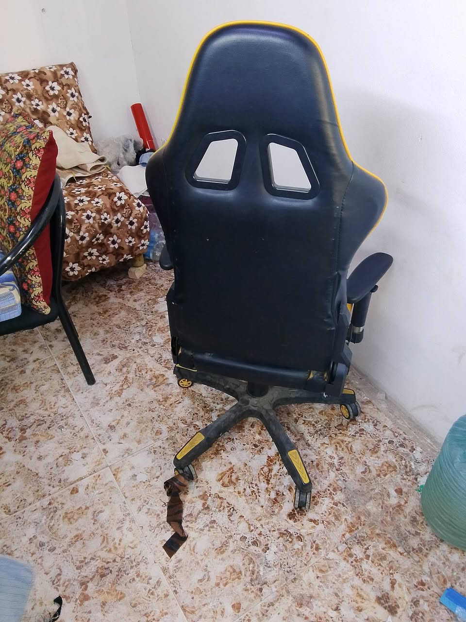 كرسي دوار تايرات جك رفع خفض گير تكوة...جلد طبيعي ..كله شغال بصورة جيدة جدا ..السعر 60الف بيه مجال .
التواصل عالرقم.***********
