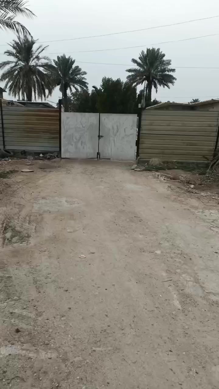 السلام عليكم بيت طابقين للبيع ٣٠٠ متر عدا الحديقة يحتوي على ٤غرف نوم كبار وصالة ٦في٦. أستقبال طول ٨متز لعرض ٥ مئسس ماء وكهرباء طابو زراعي سند ٢٥ العنوان بغداد المحمودية ناحية الرشيد لاتصال على الرقم *********** لاستفسار على الرقم غير متواجد على الفيس
