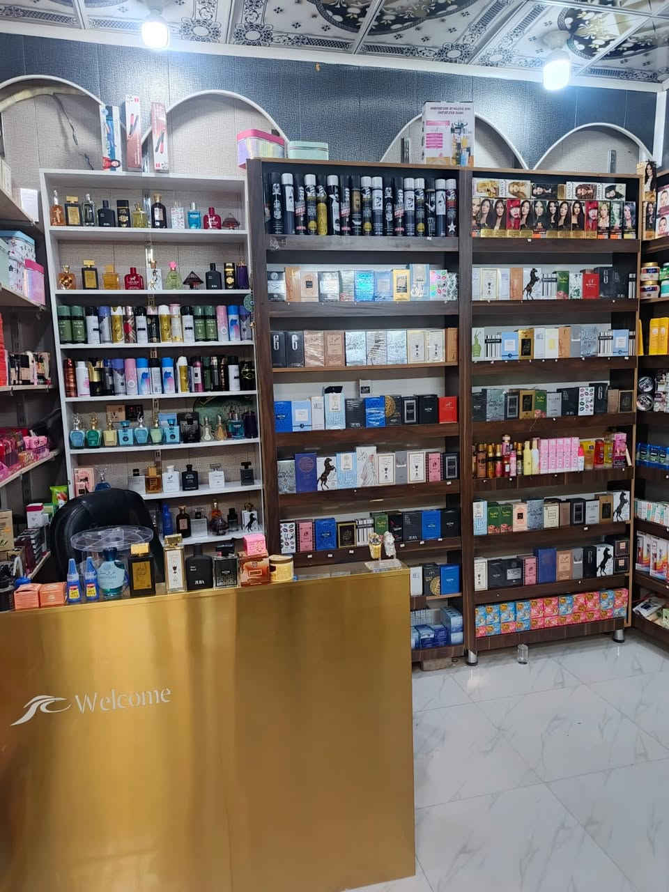 السلام عليكم كوزمتك للبيع بشارع الاطباع بمجمع فدك الطابق الثاني متكامل من غراض تجميل ومن عطور تعبا وعطور جاهزه رقمي ***********
