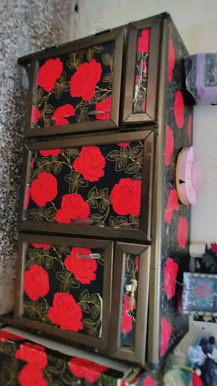 سلام عليكم
كاونترين للبيع او مراوس بكاونتر نضيف
المنيوم واحد سنك والثاني ملحق بدون سنك

***********
