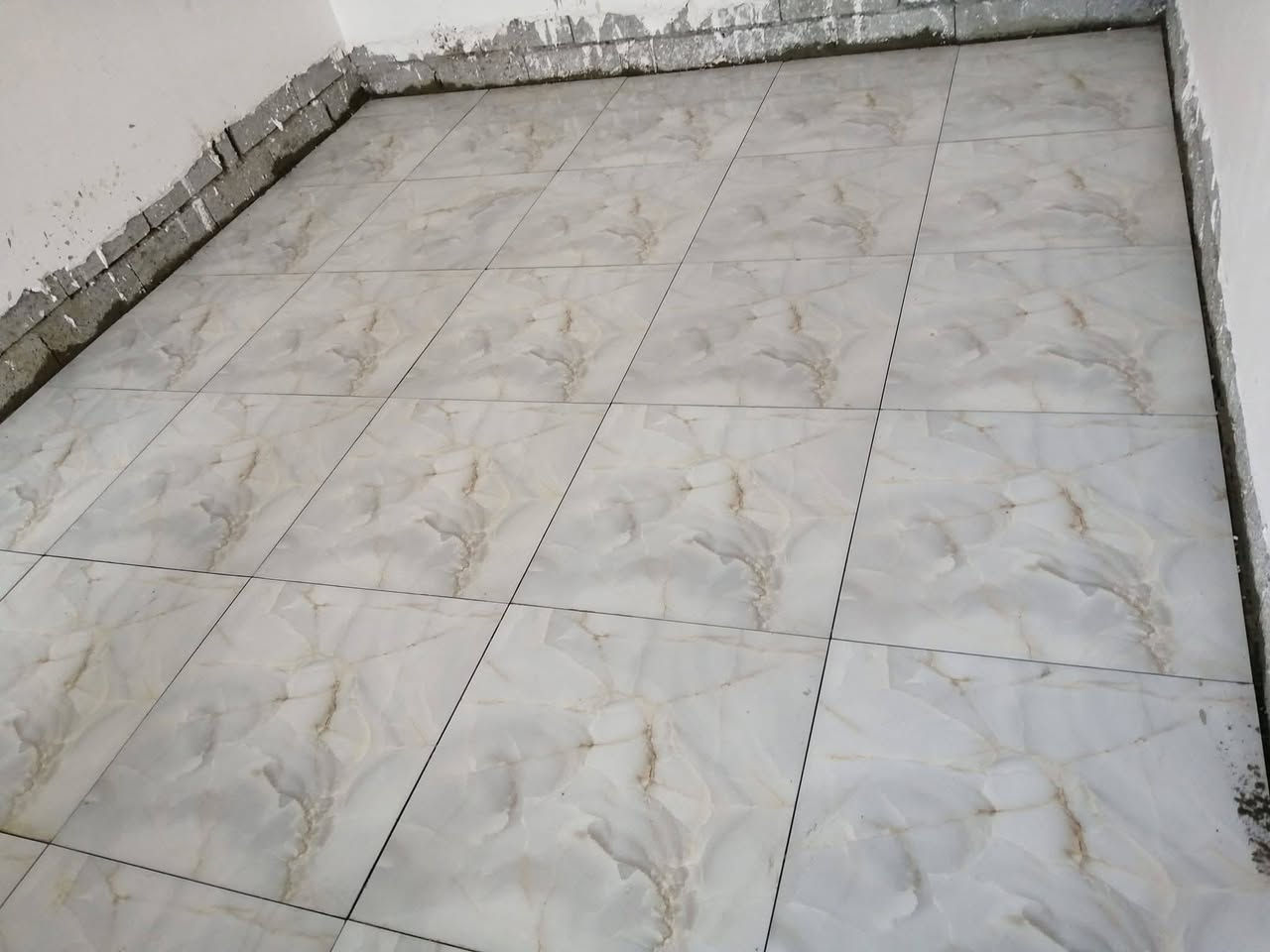 اسطه سيراميك شغل درجه ولا سعر متر جداري 5 أرضي 4 ألف تصل حالين متفرغ ***********
