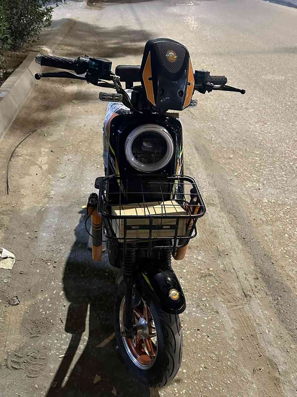 سلام عليكم دراجه شحن R9s للبيع مديل 2026 نضيف احله من صوره كهربائيات كلها شغاله
 5بطاريات
 حساسات مفتاح وبصمه وكارت 
إنذار مكاني وملف 2000 
غراضها كلها موجوده
 دواسات البايدر لسه مامفتوح ولمرايات نفس الشي 
مكان كربلاء قبل نهاية شارع الجاير 
السعر 500 وبيها مجال بسيط الاستفسار خاص


**إذا كنت صاحب هذا الإعلان وتريد حذفه لأي سبب، رجاءا أرسل رسالة إلى الدعم الفني**