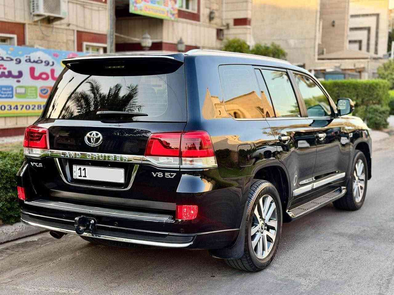 لاندكروز 2019 VX.S
محرك 5700 V8
ماشية 95 الف حقيقي 
السيارة مغلفة PPF اصلي ابو الضمان مكفولة كفالة عامة من جميع النواحي ونظيفة بمعنى الكلمه 
عدد البصمات 2 
المواصفات:
جكات 
انظمه قياده 
حساسات أمامي وخلفي
داخل قرميدي
كاميرات 360 أمامي وخلفي وجانبيات – 4 كاميرات
مري شفط ونظام ترحيب
اشاير لكزز سحب
تبريد بالكشنات
باب خلفي كهرباء
لايتات دبل عدسة + LED
جميع الكشنات كهرباء
زنون بلادي
فتحة سقف
داخل جلد 
نظام صوت Mark Levinson
مقاعد تدفئة وتهوية
3 شاشات
نظام مانع الانزلاق
نظام نزول المنحدرات
إشارات بالمرايا الجانبيه
شاحن لاسلكي 
ستيرن كهرباء + خزن ستيرن + خزن كشنات
وبعد بيها هواي مواصفات
السيارة جديدة جداً واستعمال نظيف رقم بغداد 
سعر 530 
الخاص مغلق

*********** بغداد, العراق
