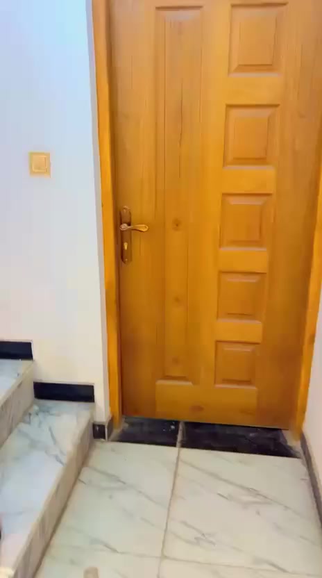 مشتملات ٧٠متر موقع ممتاز قرب سوق الدولعي محله ٤٣٢ شارع نافذ عرض ١٥ متر ثلاث غرف وصاله ومطبخ خدمات طابقين ارضيه مرمر مكتب حجي امير*********** طابو ملك٠بغداد الحريه الدولعي بيع فقط
