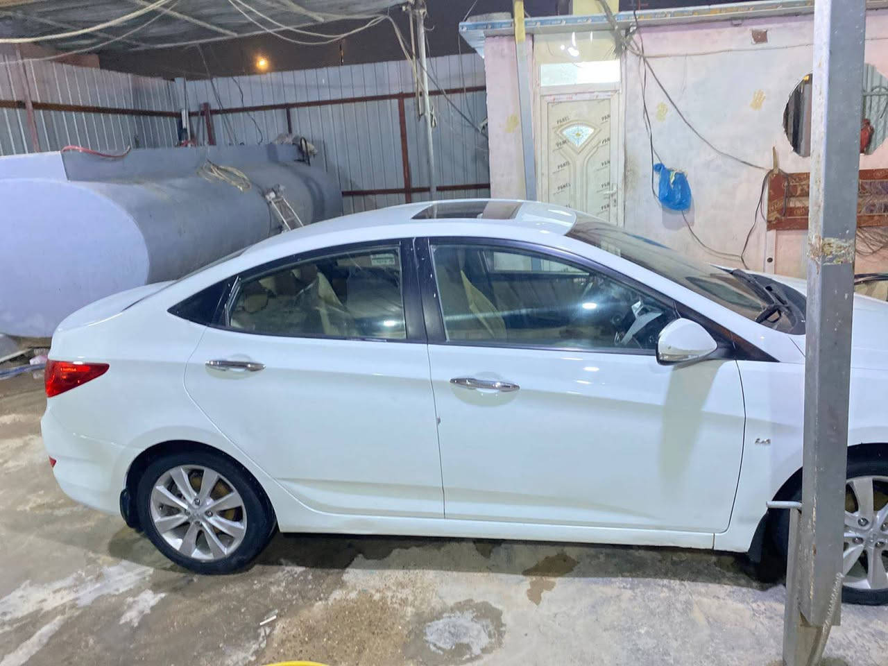 سلام عليكم سياره اكسنت  مديل 2013للبيع  سياره جاهزه من كلشي حداديه تخم تاير تدفئه تبريد تحكم بل استيرن اشاره بل مري كير اوتماتيك  السياره فتحه بل قماره مكينه جديده 1.6 قطرتين سياره جاهزك من كل شي بيه بارد وصبغ بل جاملغ الخلفي مثل ما موضح بل سونار  للتواصل الاتصال على الرقم ***********
