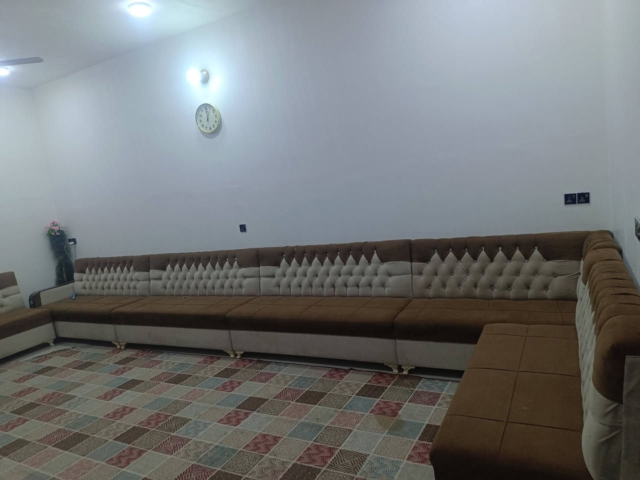 بيت للبيع  مساحه 200 متر طابو زراعي سند 25 تحويل مباشر حديقه  وكراج سياره ستقبال 2 غرف نوم  مطبخ كليدور مجمع صحي داخلي صحيات خارجيه بيت متعوب عليه شغل درجه اوله السعر120 بي مجال قليل حله  ورديه خارج  يبعد عن الشارع العام 600 متر حي سكني كافة الخدمات شارع سبيس عرضه8ونص متر /***********
