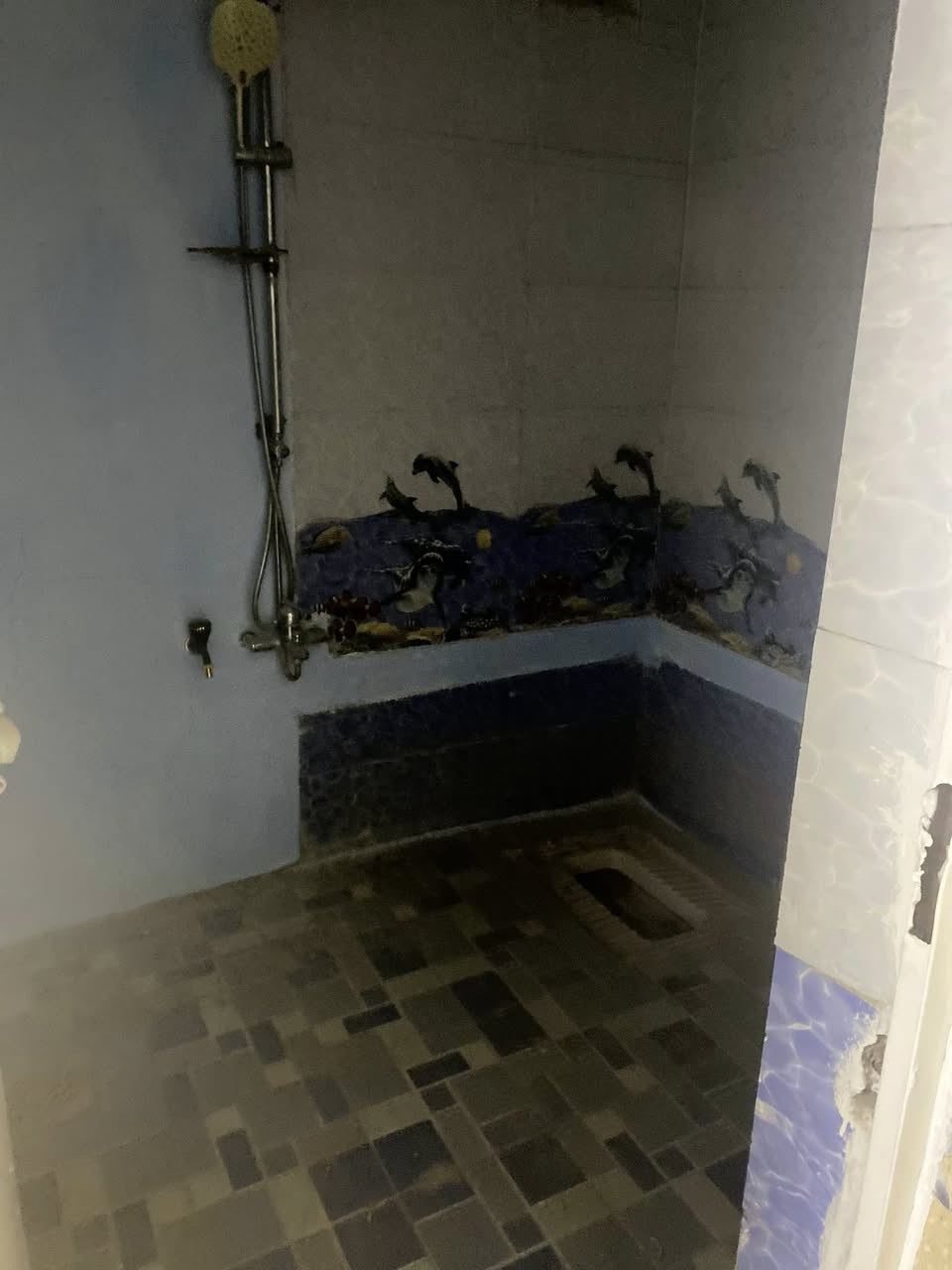 سلام عليكم بيت للبيع مساحه 100 م طابقين الأول مسلح صب كونكريت وطابق الثاني سندويج حيطان وسكف موقع البيت شعب حي البساتين حي السلام بلقرب من سريع القناء خدمات المنطقه ماي مجاري كهرباء إنترنيت تبليط نوع العقار سند اصفر / سعر 58 مليون وبي مجال للاستفسار ***********
