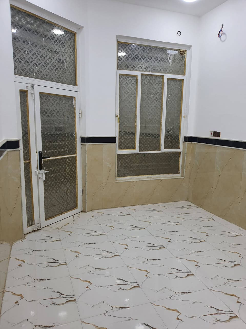 بيت 100 متر طابق واحد بحي الغدير الاولى من جهة صحفيين اول فرع على فلكة القاضي نهاية الفرع ويسرة السعر ب110 وبي مجال 
***********
