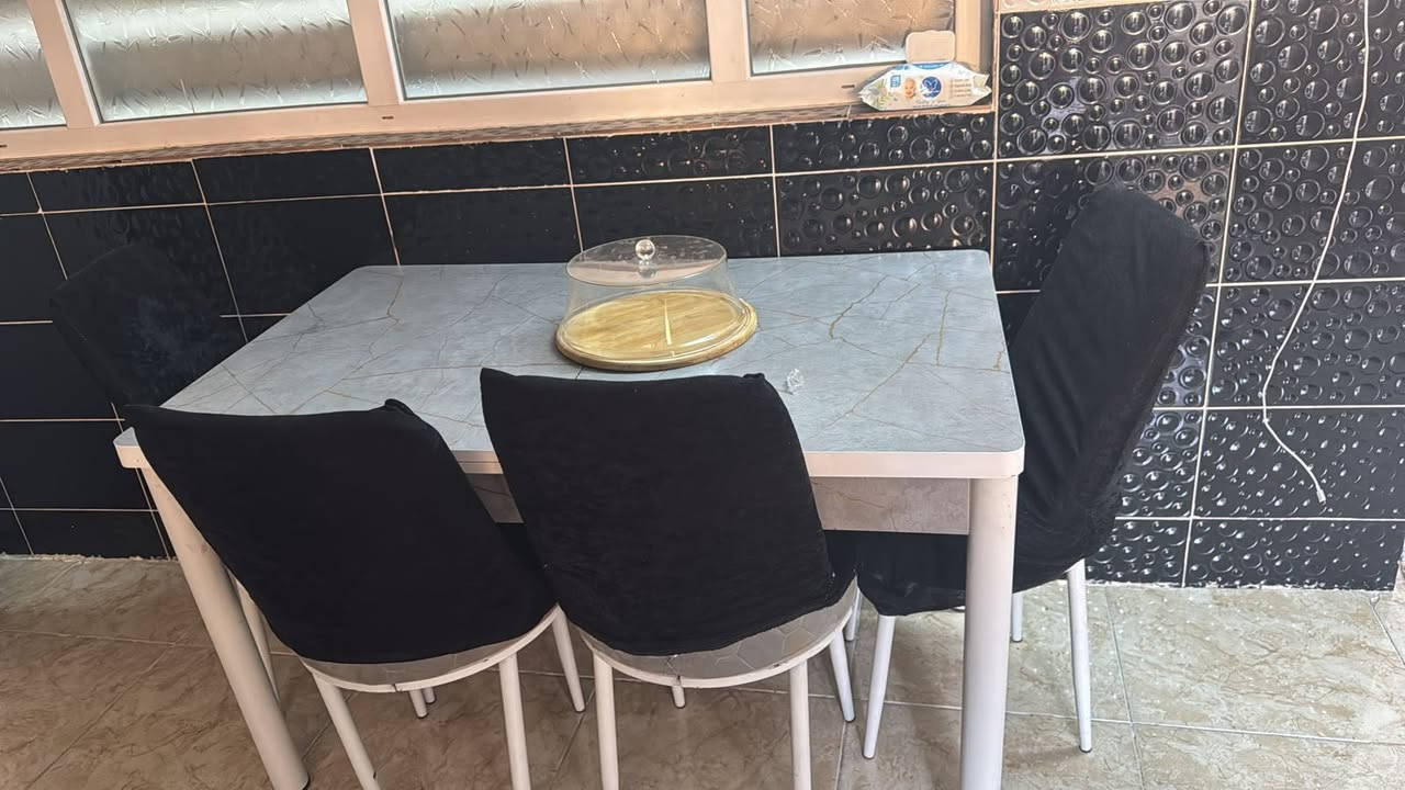 عندي هدول غراض للبيع. غرفت نوم ٥قطع ميز  مع ٦كراسي وقنافات حرف L


**إذا كنت صاحب هذا الإعلان وتريد حذفه لأي سبب، رجاءا أرسل رسالة إلى الدعم الفني**