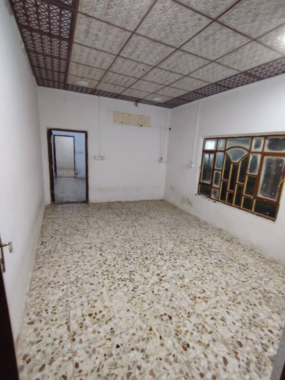 متوفر بيت للايجار 100متر يحتوي على غرفه وصاله وبراني ومطبخ وصحيات وحمام داخلي جاهز من كلشي ماي وكهرباء ومجاري بيت نضيف ومرتب موقعه التقيه الثالثه قرب الصيدليه سعر الايجار 250قفل غير شامل الكهرباء والماي للاستفسار خاص او على الرقم ***********+وتساب
