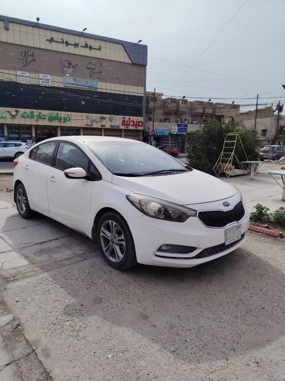 السلام وعليكم كيا سيراتو موديل 2014 خليجي محرك 1600 رقم بغداد السعر 125 وبيها مجال مكاني بغداد حي الاعلام ***********
