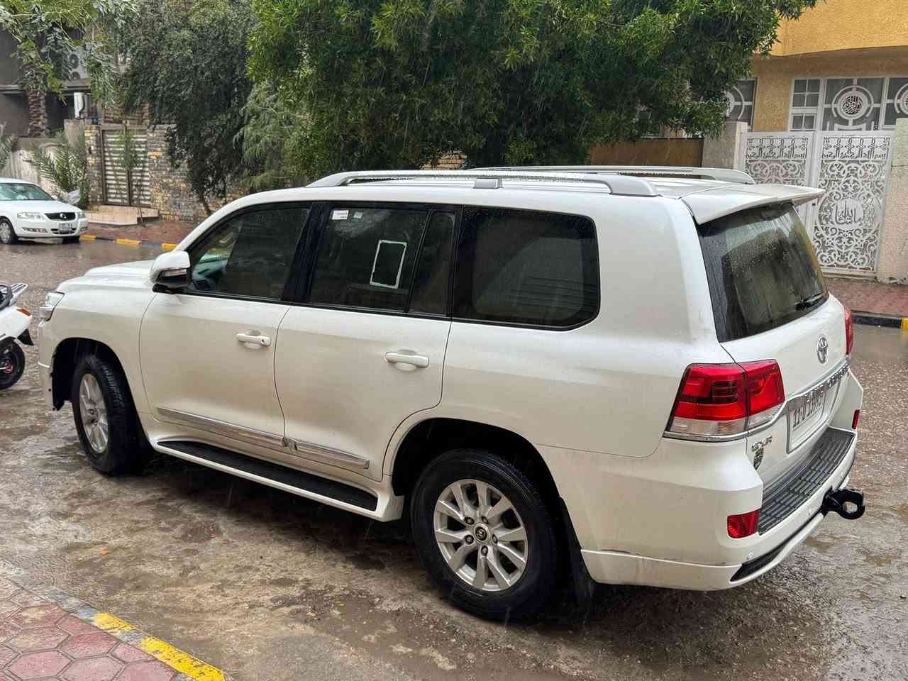 للبيع: لاندكروزر 2016 (GXR)
• المحرك: 6 سلندر (V6).
• الحالة: نظافة ممتازة  الضرر موضح في السونار 
• المواصفات: فتحة، بصمة، حساسات، دعامات كروم إشارات لكزز ، DVD شاشة 
• السعر: 41,000$ (4 شدات و10 ورقات).
للاستفسار:  ***********
 • الموقع : كوت / مركز المدينه
