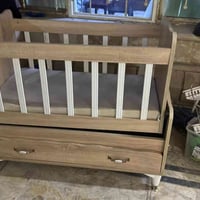 سرير اطفال • مع دوشك • نضيف