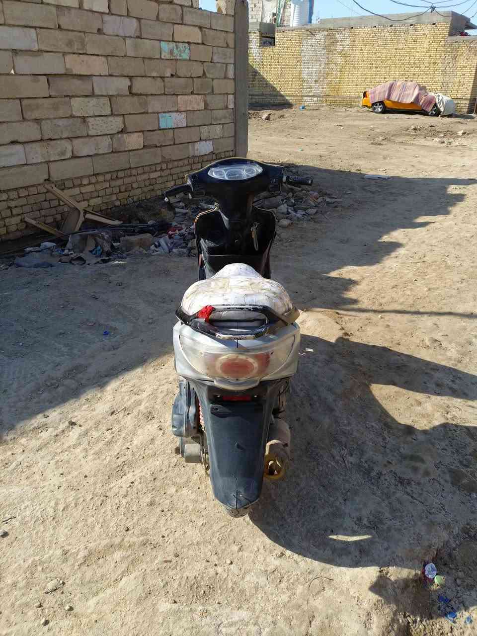 دراجة G4 للبيع
دراجة طافية امس طفت ما اعرف شبيهة الله شاهد لا اخذتهة للتصليح ولا اجة واحد فحصهة وحق الحسين الشهيد ما اعرف شبيهة ادير وماتشتغل. 
دراجة جانت شغالة وكلشي شغال بيهة لايتات عالي ناصي بك لايت اشاير اصطاب شغال سلف كلشي شغال مابيهة نقص. 
مكاني ناصرية مركز السعر 175 الف ***********
